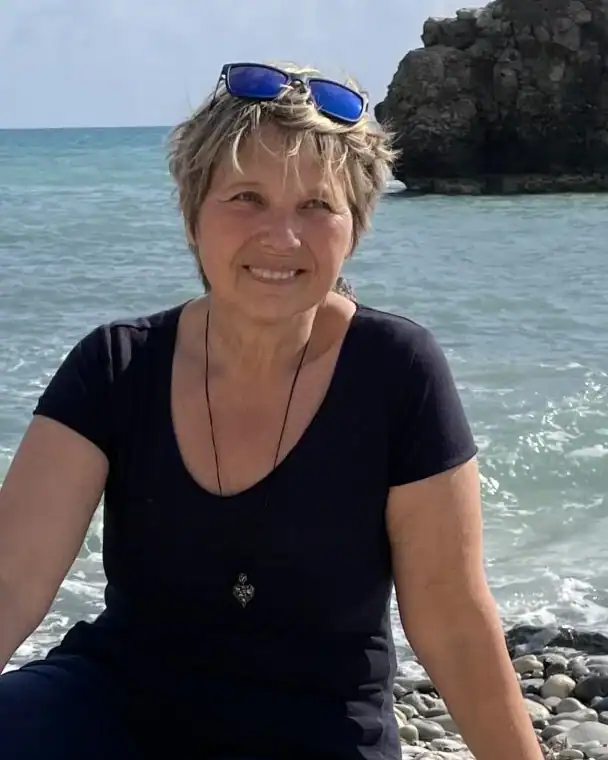 Christine Tietz am Meer auf Zypern